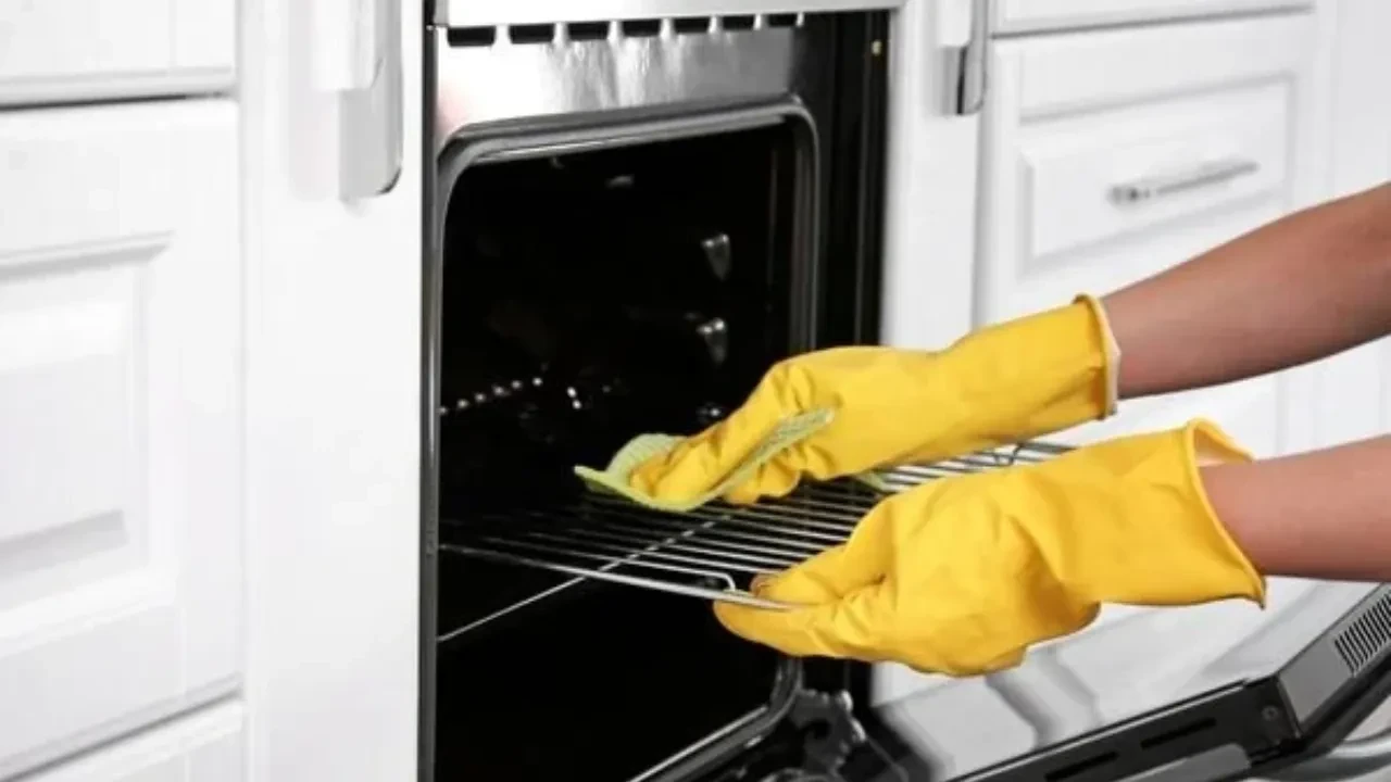 Questo metodo casalingo ti consente di pulire il forno senza utilizzare prodotti chimici. Hai solo bisogno di due ingredienti economici che hai in cucina.