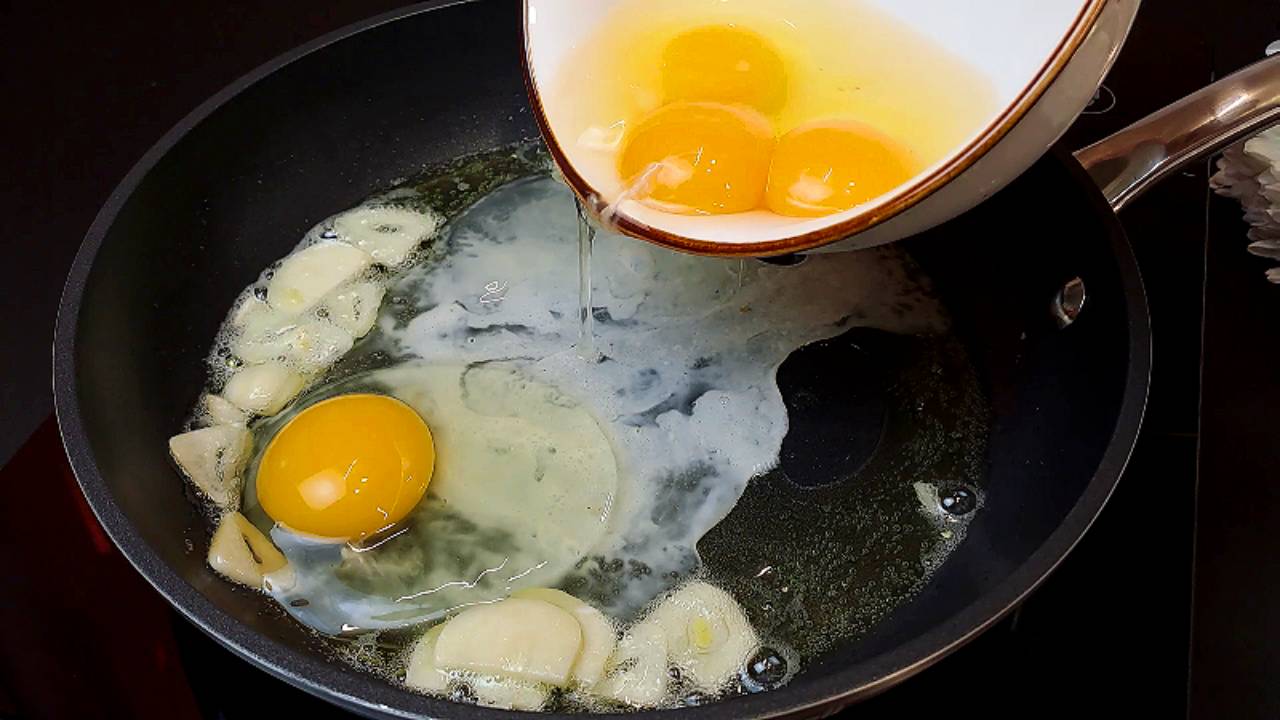 A cosa serve aggiungere l'aceto nella padella prima di friggere le uova?