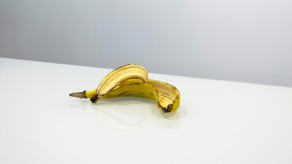Non gettarle via, sono una vera risorsa: scopri come riciclare le bucce di banana in casa