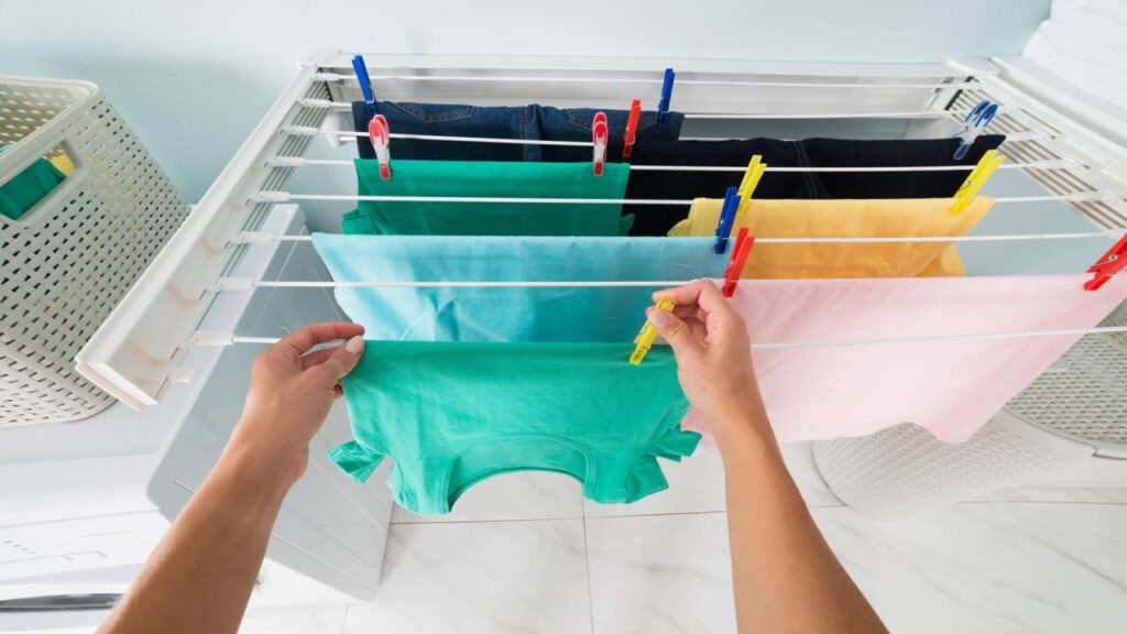 Gli esperti sono d’accordo: per asciugare i vestiti in casa nei giorni di pioggia basta un manico di scopa e un riscaldatore