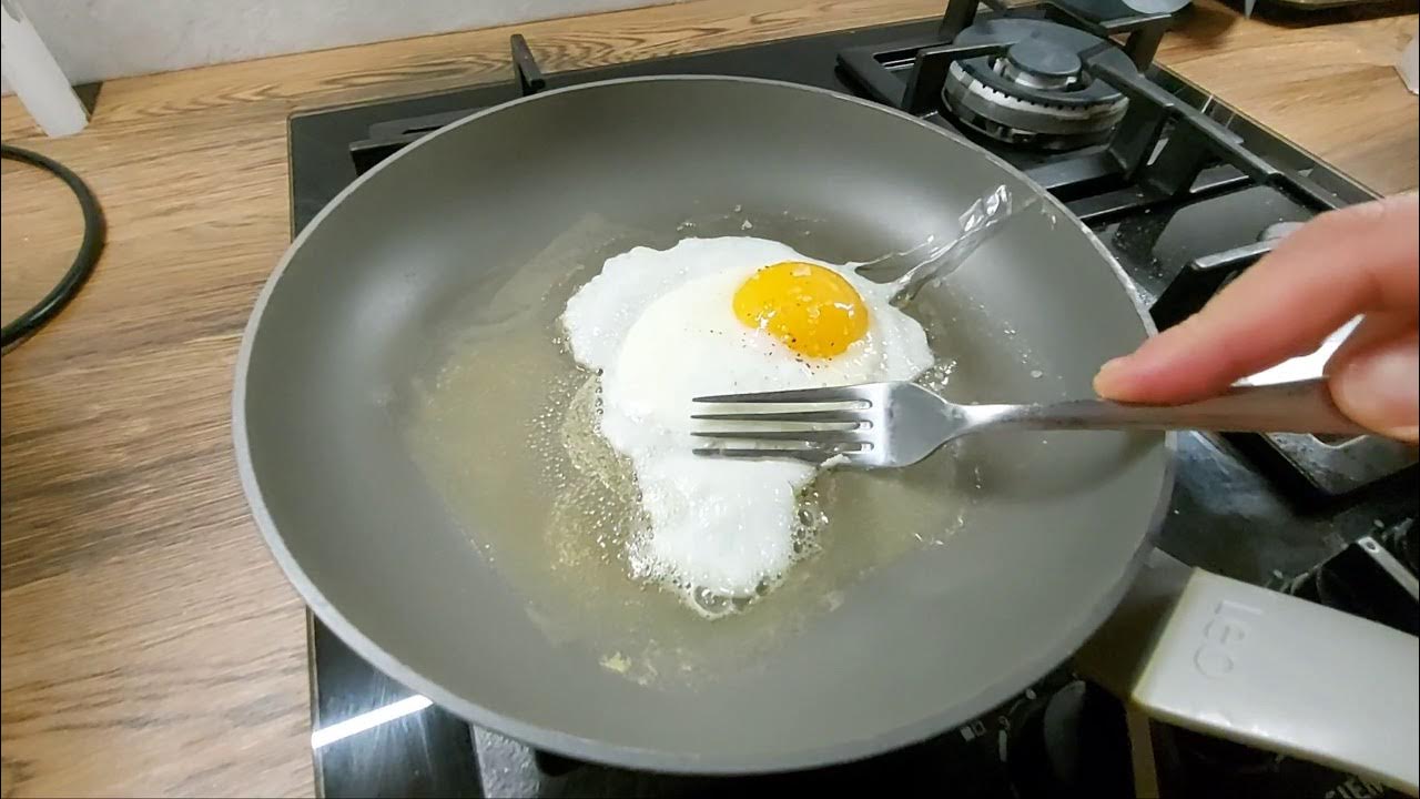 A cosa serve aggiungere l'aceto nella padella prima di friggere le uova?