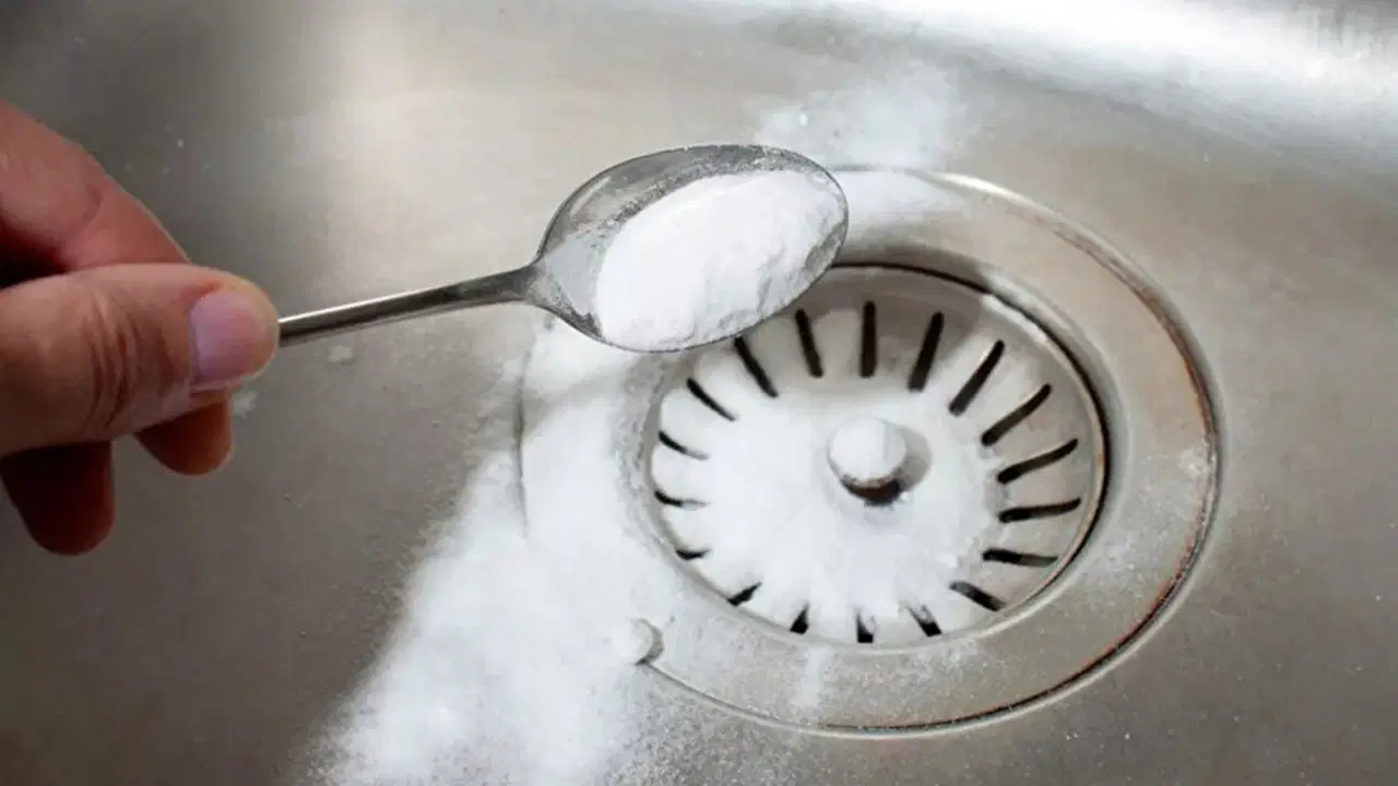 Versare il succo d'arancia e il bicarbonato nello scarico del bagno: perché ne hai bisogno e quanto spesso dovresti farlo.