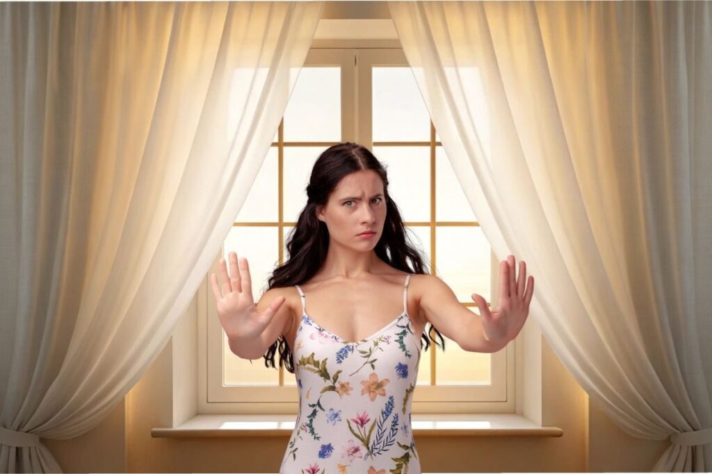 Finestre moderne con tende a pannello minimaliste in un salotto luminoso.