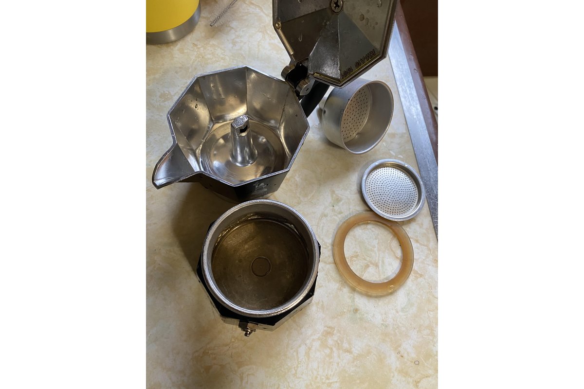 Macchinetta del caffè sporca con residui visibili e calcare.