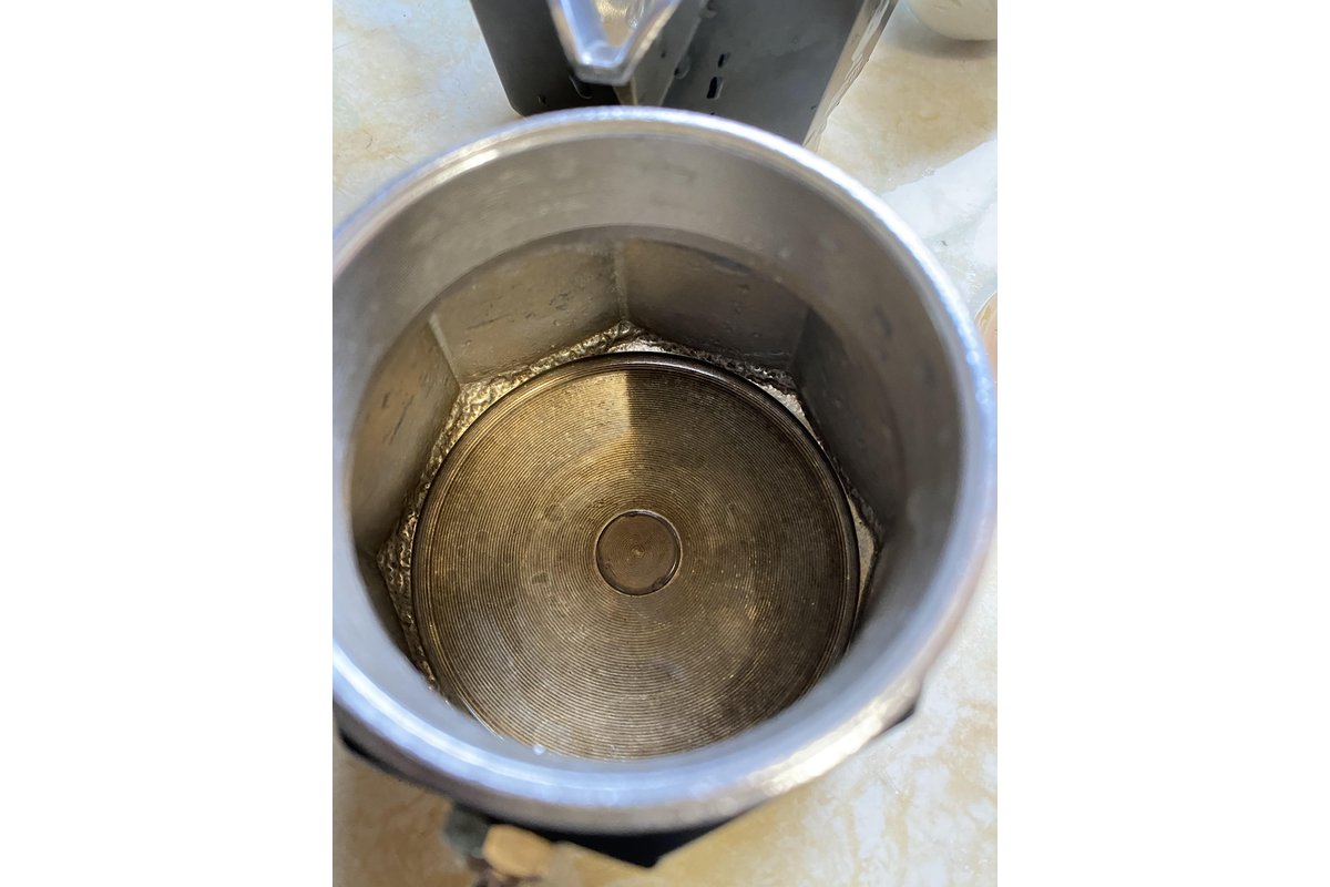 Dettaglio di una macchinetta del caffè con residui di calcare.