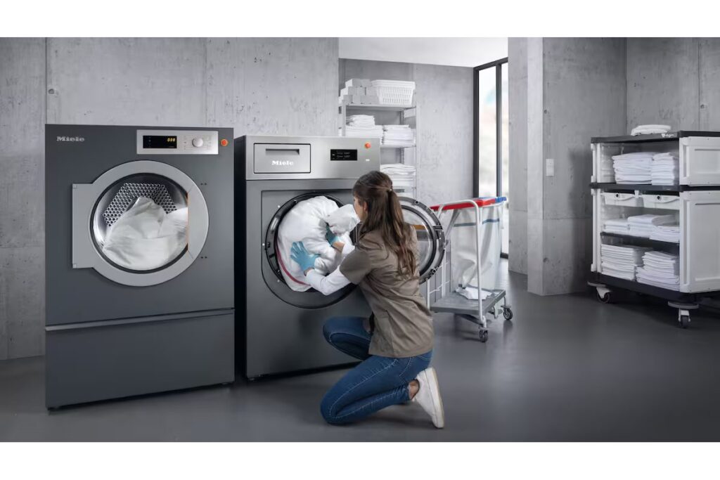 Lavatrice in funzione con un livello a bolla sopra.