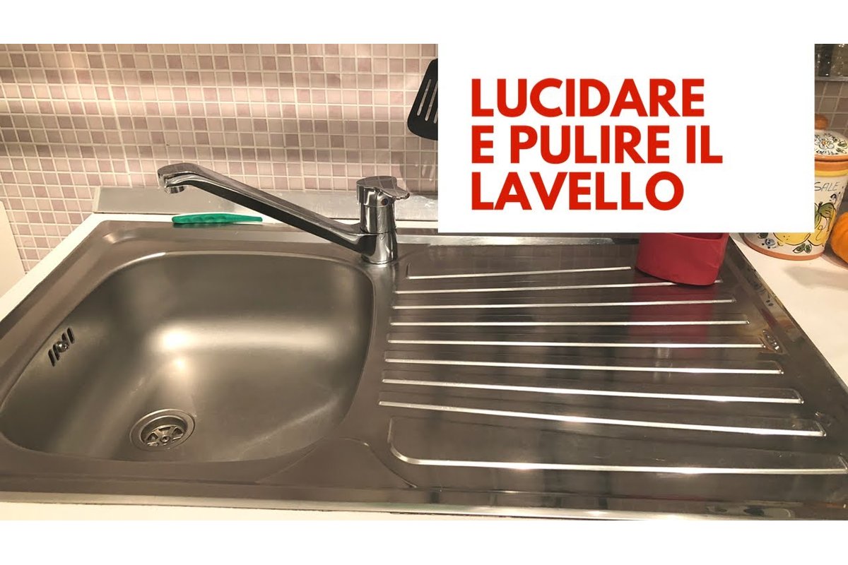 Lavello in acciaio inox lucido con riflessi brillanti.