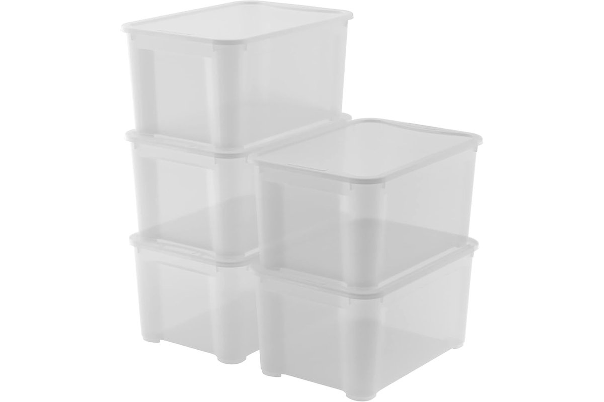 Contenitori di plastica usati in cucina su un tavolo di legno.