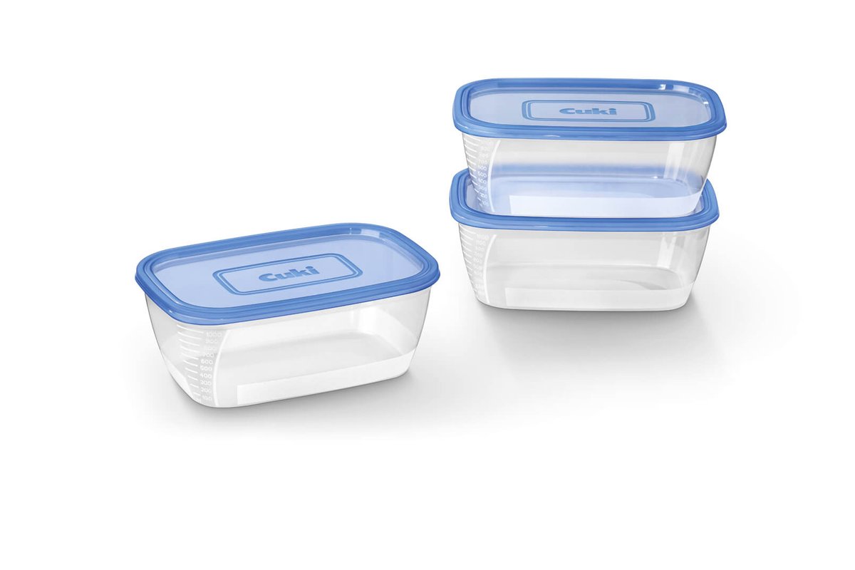 Contenitori di plastica usurati con segni di deterioramento visibili.